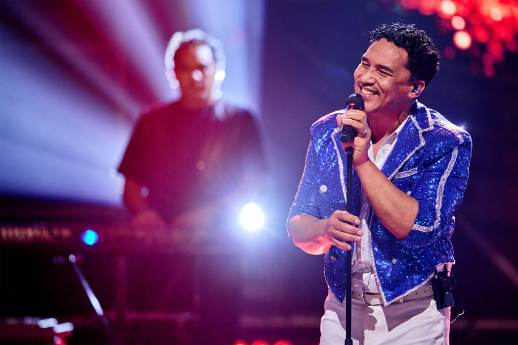 De Zuid-Afrikaanse Marlon Roach zingt als Lionel Richie voor de tribute band coverband van The Battle of the Bands